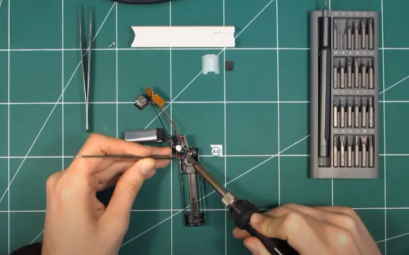 How To Open RELX Device: Use tweezers to separate the plastic chassis from the lithium battery and circuit board.